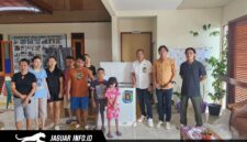 Perwakilan Sahabat Kapolda saat menyerahkan bantuan alat pendingin dan bahan pokok di salah satu panti asuhan di Sulawesi Utara, Selasa (28/4/2026).