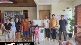 Perwakilan Sahabat Kapolda saat menyerahkan bantuan alat pendingin dan bahan pokok di salah satu panti asuhan di Sulawesi Utara, Selasa (28/4/2026).