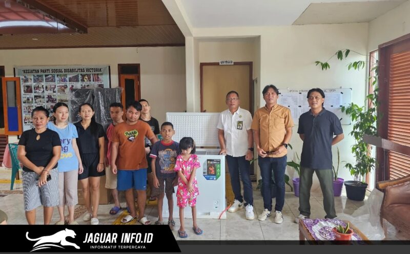 Perwakilan Sahabat Kapolda saat menyerahkan bantuan alat pendingin dan bahan pokok di salah satu panti asuhan di Sulawesi Utara, Selasa (28/4/2026).