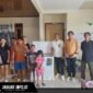 Perwakilan Sahabat Kapolda saat menyerahkan bantuan alat pendingin dan bahan pokok di salah satu panti asuhan di Sulawesi Utara, Selasa (28/4/2026).