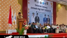 Gubernur Sulawesi Utara Yulius Selvanus saat memberikan sambutan dalam acara pelepasan jemaah haji asal Sulut di Manado.