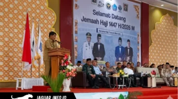 Gubernur Sulawesi Utara Yulius Selvanus saat memberikan sambutan dalam acara pelepasan jemaah haji asal Sulut di Manado.