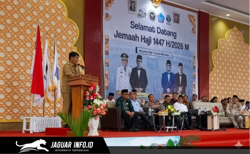 Gubernur Sulawesi Utara Yulius Selvanus saat memberikan sambutan dalam acara pelepasan jemaah haji asal Sulut di Manado.