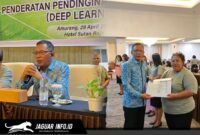 Kabid Pendidikan Kristen Kanwil Kemenag Sulut, Pdt. Franky V. W. Rompas (kiri), menyerahkan Sertifikat Pendidik kepada salah satu perwakilan Guru PAK Kabupaten Minahasa Selatan di Sutan Raja Hotel, Rabu (29/4).