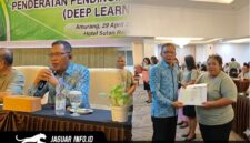 Kabid Pendidikan Kristen Kanwil Kemenag Sulut, Pdt. Franky V. W. Rompas (kiri), menyerahkan Sertifikat Pendidik kepada salah satu perwakilan Guru PAK Kabupaten Minahasa Selatan di Sutan Raja Hotel, Rabu (29/4).