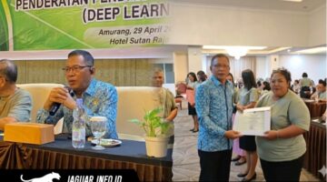 Kabid Pendidikan Kristen Kanwil Kemenag Sulut, Pdt. Franky V. W. Rompas (kiri), menyerahkan Sertifikat Pendidik kepada salah satu perwakilan Guru PAK Kabupaten Minahasa Selatan di Sutan Raja Hotel, Rabu (29/4).