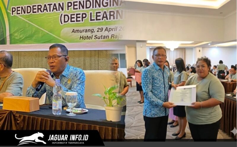 Kabid Pendidikan Kristen Kanwil Kemenag Sulut, Pdt. Franky V. W. Rompas (kiri), menyerahkan Sertifikat Pendidik kepada salah satu perwakilan Guru PAK Kabupaten Minahasa Selatan di Sutan Raja Hotel, Rabu (29/4).