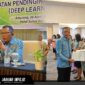 Kabid Pendidikan Kristen Kanwil Kemenag Sulut, Pdt. Franky V. W. Rompas (kiri), menyerahkan Sertifikat Pendidik kepada salah satu perwakilan Guru PAK Kabupaten Minahasa Selatan di Sutan Raja Hotel, Rabu (29/4).