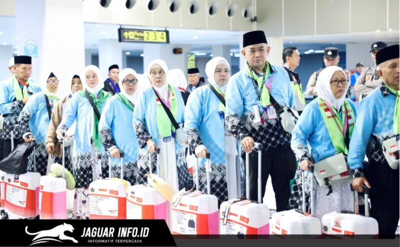 Suasana haru dan khidmat menyelimuti area keberangkatan Bandara Internasional Sam Ratulangi Manado saat jemaah haji Sulawesi Utara 2026 bersiap memasuki pesawat Lion Air menuju Embarkasi Balikpapan, Sabtu (2/5/2026).