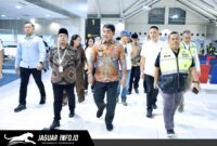 Kepala Kantor Otoritas Bandara (Kaotban) Wilayah VIII, Ambar Suryoko (kanan), saat mendampingi Gubernur Sulawesi Utara dalam prosesi pelepasan keberangkatan jemaah haji di Bandara Internasional Sam Ratulangi Manado, Sabtu (02/05/2026).