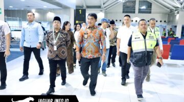 Kepala Kantor Otoritas Bandara (Kaotban) Wilayah VIII, Ambar Suryoko (kanan), saat mendampingi Gubernur Sulawesi Utara dalam prosesi pelepasan keberangkatan jemaah haji di Bandara Internasional Sam Ratulangi Manado, Sabtu (02/05/2026).
