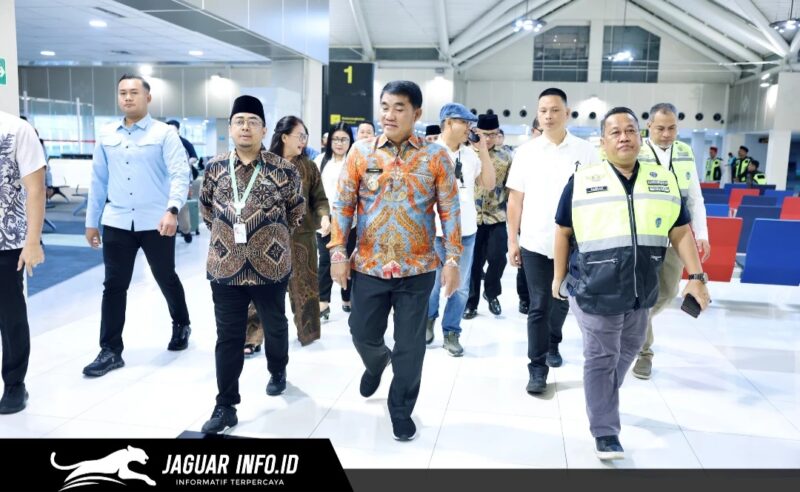 Kepala Kantor Otoritas Bandara (Kaotban) Wilayah VIII, Ambar Suryoko (kanan), saat mendampingi Gubernur Sulawesi Utara dalam prosesi pelepasan keberangkatan jemaah haji di Bandara Internasional Sam Ratulangi Manado, Sabtu (02/05/2026).
