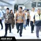 Kepala Kantor Otoritas Bandara (Kaotban) Wilayah VIII, Ambar Suryoko (kanan), saat mendampingi Gubernur Sulawesi Utara dalam prosesi pelepasan keberangkatan jemaah haji di Bandara Internasional Sam Ratulangi Manado, Sabtu (02/05/2026).