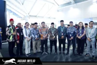 Jajaran manajemen PT Angkasa Pura Indonesia Bandara Sam Ratulangi Manado berfoto bersama Gubernur Sulawesi Utara, Mayjen TNI (Purn.) Yulius Selvanus, S.E. (tengah), usai acara resmi pelepasan jemaah calon haji Sulawesi Utara, Sabtu (2/5/2026).