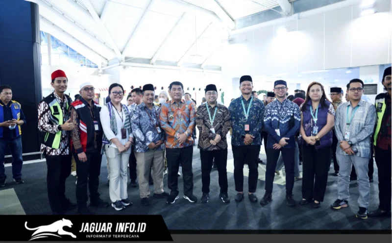 Jajaran manajemen PT Angkasa Pura Indonesia Bandara Sam Ratulangi Manado berfoto bersama Gubernur Sulawesi Utara, Mayjen TNI (Purn.) Yulius Selvanus, S.E. (tengah), usai acara resmi pelepasan jemaah calon haji Sulawesi Utara, Sabtu (2/5/2026).