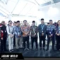 Jajaran manajemen PT Angkasa Pura Indonesia Bandara Sam Ratulangi Manado berfoto bersama Gubernur Sulawesi Utara, Mayjen TNI (Purn.) Yulius Selvanus, S.E. (tengah), usai acara resmi pelepasan jemaah calon haji Sulawesi Utara, Sabtu (2/5/2026).