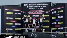 Dua pebalap muda Astra Honda saat merayakan kemenangan di podium Sepang International Circuit, Malaysia.