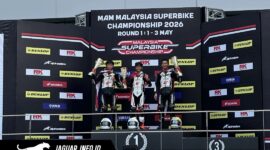 Dua pebalap muda Astra Honda saat merayakan kemenangan di podium Sepang International Circuit, Malaysia.