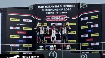 Dua pebalap muda Astra Honda saat merayakan kemenangan di podium Sepang International Circuit, Malaysia.