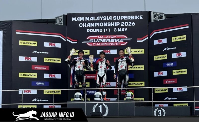 Dua pebalap muda Astra Honda saat merayakan kemenangan di podium Sepang International Circuit, Malaysia.