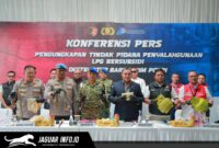 Wakabareskrim Polri Irjen Pol Nunung Syaifudin (tengah) didampingi Direktur Tipidter Bareskrim Polri Brigjen Pol M. Irhamni saat memberikan keterangan pers terkait pengungkapan kasus penyalahgunaan LPG subsidi di Klaten, Jawa Tengah, Sabtu (2/5/2026).