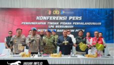 Wakabareskrim Polri Irjen Pol Nunung Syaifudin (tengah) didampingi Direktur Tipidter Bareskrim Polri Brigjen Pol M. Irhamni saat memberikan keterangan pers terkait pengungkapan kasus penyalahgunaan LPG subsidi di Klaten, Jawa Tengah, Sabtu (2/5/2026).