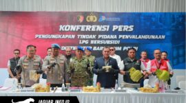 Wakabareskrim Polri Irjen Pol Nunung Syaifudin (tengah) didampingi Direktur Tipidter Bareskrim Polri Brigjen Pol M. Irhamni saat memberikan keterangan pers terkait pengungkapan kasus penyalahgunaan LPG subsidi di Klaten, Jawa Tengah, Sabtu (2/5/2026).