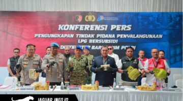 Wakabareskrim Polri Irjen Pol Nunung Syaifudin (tengah) didampingi Direktur Tipidter Bareskrim Polri Brigjen Pol M. Irhamni saat memberikan keterangan pers terkait pengungkapan kasus penyalahgunaan LPG subsidi di Klaten, Jawa Tengah, Sabtu (2/5/2026).