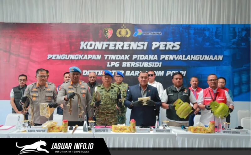 Wakabareskrim Polri Irjen Pol Nunung Syaifudin (tengah) didampingi Direktur Tipidter Bareskrim Polri Brigjen Pol M. Irhamni saat memberikan keterangan pers terkait pengungkapan kasus penyalahgunaan LPG subsidi di Klaten, Jawa Tengah, Sabtu (2/5/2026).