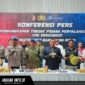 Wakabareskrim Polri Irjen Pol Nunung Syaifudin (tengah) didampingi Direktur Tipidter Bareskrim Polri Brigjen Pol M. Irhamni saat memberikan keterangan pers terkait pengungkapan kasus penyalahgunaan LPG subsidi di Klaten, Jawa Tengah, Sabtu (2/5/2026).
