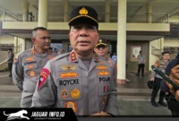 Kapolda Sulut Irjen Pol Roycke Langie (tengah) saat memberikan keterangan pers kepada wartawan di Mapolda Sulut terkait komitmen mengusut tuntas laporan dugaan kekerasan terhadap jurnalis.