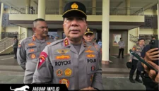 Kapolda Sulut Irjen Pol Roycke Langie (tengah) saat memberikan keterangan pers kepada wartawan di Mapolda Sulut terkait komitmen mengusut tuntas laporan dugaan kekerasan terhadap jurnalis.