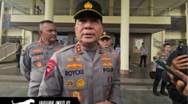 Kapolda Sulut Irjen Pol Roycke Langie (tengah) saat memberikan keterangan pers kepada wartawan di Mapolda Sulut terkait komitmen mengusut tuntas laporan dugaan kekerasan terhadap jurnalis.