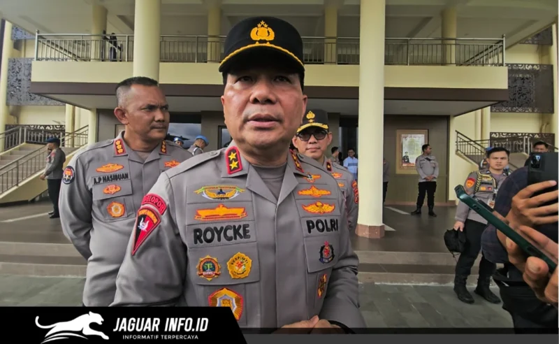 Kapolda Sulut Irjen Pol Roycke Langie (tengah) saat memberikan keterangan pers kepada wartawan di Mapolda Sulut terkait komitmen mengusut tuntas laporan dugaan kekerasan terhadap jurnalis.