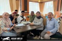 Sugiono saat duduk berbincang bersama Kakanwil Kemenhaj Sulut, tim dokter, dan petugas di Asrama Haji Embarkasi Balikpapan.