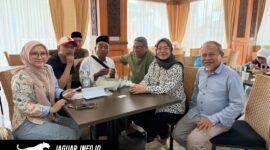 Sugiono saat duduk berbincang bersama Kakanwil Kemenhaj Sulut, tim dokter, dan petugas di Asrama Haji Embarkasi Balikpapan.