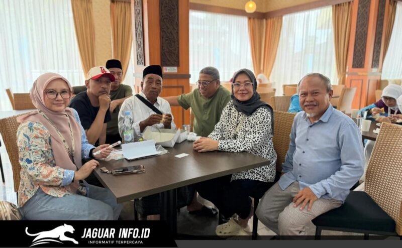Sugiono saat duduk berbincang bersama Kakanwil Kemenhaj Sulut, tim dokter, dan petugas di Asrama Haji Embarkasi Balikpapan.