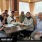 Sugiono saat duduk berbincang bersama Kakanwil Kemenhaj Sulut, tim dokter, dan petugas di Asrama Haji Embarkasi Balikpapan.