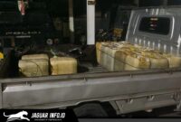 Aparat Kepolisian Resor Kotamobagu menunjukkan barang bukti berupa belasan galon berisi 360 liter BBM jenis Pertalite dan satu unit mobil Grand Max yang digunakan para tersangka untuk mengangkut BBM ilegal tersebut.