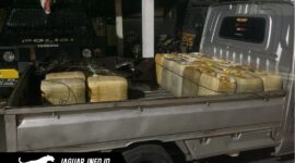 Aparat Kepolisian Resor Kotamobagu menunjukkan barang bukti berupa belasan galon berisi 360 liter BBM jenis Pertalite dan satu unit mobil Grand Max yang digunakan para tersangka untuk mengangkut BBM ilegal tersebut.