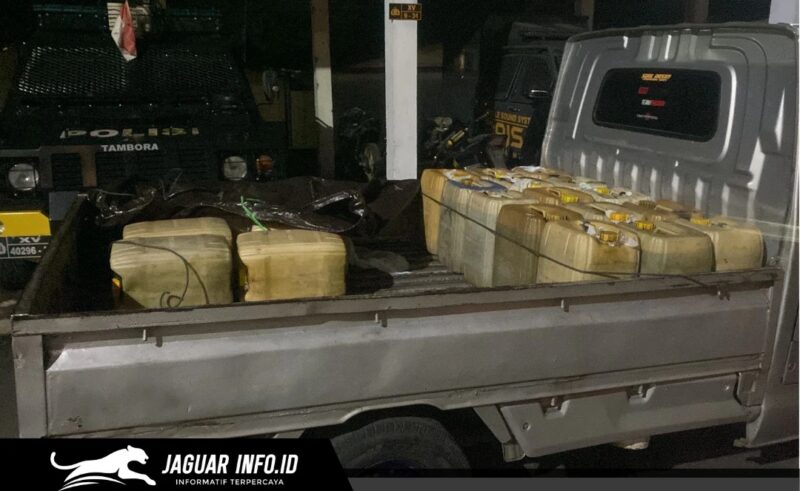 Aparat Kepolisian Resor Kotamobagu menunjukkan barang bukti berupa belasan galon berisi 360 liter BBM jenis Pertalite dan satu unit mobil Grand Max yang digunakan para tersangka untuk mengangkut BBM ilegal tersebut.