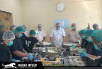 Anggota Komisi III DPR RI, Martin Daniel Tumbelaka, saat memeriksa kesiapan dapur dan alur produksi Program Makan Bergizi Gratis di SPN Polda Sulut, Kamis (7/5/2026). (Foto: Humas Polda Sulut)