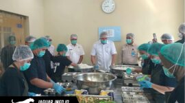 Anggota Komisi III DPR RI, Martin Daniel Tumbelaka, saat memeriksa kesiapan dapur dan alur produksi Program Makan Bergizi Gratis di SPN Polda Sulut, Kamis (7/5/2026). (Foto: Humas Polda Sulut)