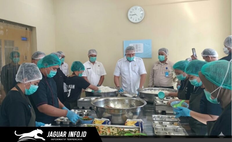Anggota Komisi III DPR RI, Martin Daniel Tumbelaka, saat memeriksa kesiapan dapur dan alur produksi Program Makan Bergizi Gratis di SPN Polda Sulut, Kamis (7/5/2026). (Foto: Humas Polda Sulut)