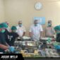 Anggota Komisi III DPR RI, Martin Daniel Tumbelaka, saat memeriksa kesiapan dapur dan alur produksi Program Makan Bergizi Gratis di SPN Polda Sulut, Kamis (7/5/2026). (Foto: Humas Polda Sulut)