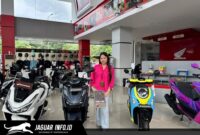 BANYAK PILIHAN: Berbagai model sepeda motor Honda, mulai dari matic fashionable hingga sport gagah, berjejer rapi di main dealer DAW. Dalam program Honda MAYestro bulan Mei ini, hampir seluruh tipe mendapatkan penawaran spesial berupa DP ringan dan cashback jutaan rupiah. (Foto: Istimewa)