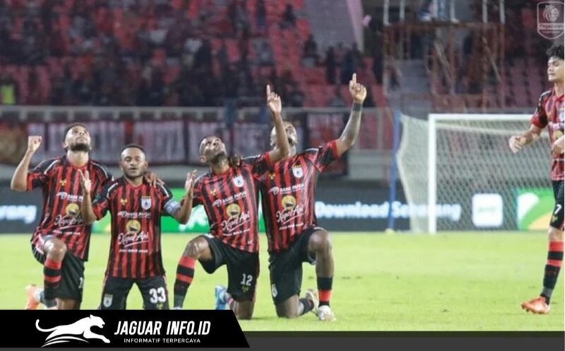 Persipura gagal promosi ke Liga 1 usai takluk dari Adhyaksa FC dengan skor 1-0. Gol Adilson Silva pastikan tiket terakhir Super League milik Adhyaksa FC.