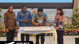 Kementerian ATR/BPN, KPK, dan Pemda Sulut saat menandatangani komitmen bersama transformasi pelayanan pertanahan di Wisma Negara Sulut.