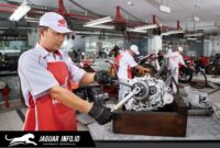 Mekanik AHASS sedang melakukan pengecekan mesin motor Honda dalam program Promo MAYDAY AHASS di wilayah SulutGoMalut.