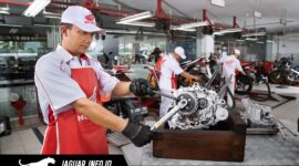 Mekanik AHASS sedang melakukan pengecekan mesin motor Honda dalam program Promo MAYDAY AHASS di wilayah SulutGoMalut.